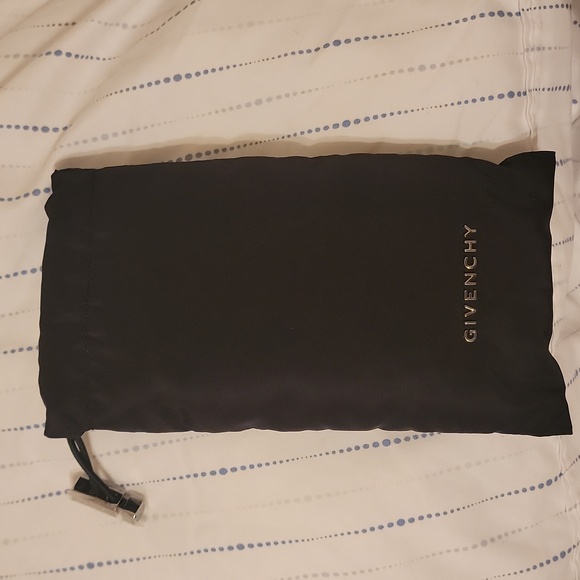 Case,/givenchy/new - Picture 1 of 6